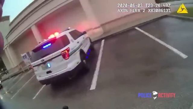 Bodycam Shows Deputy Smashing Car Window After Woman Refuses To Get Out смотреть онлайн