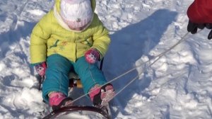Зимние прогулки. Катание на санках.Видео для мальчиков и девочек!