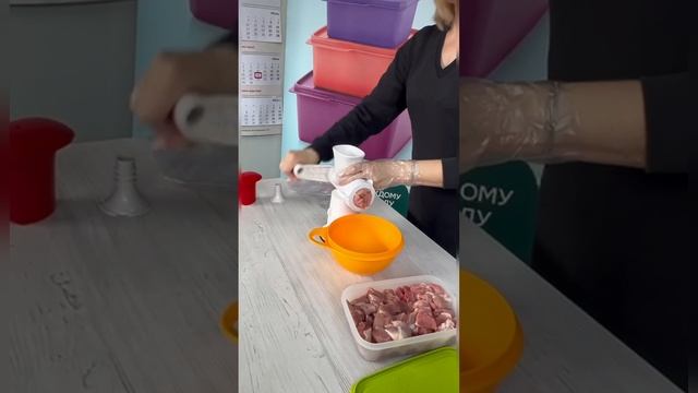 🥩Мясорубка Tupperware. Готовим домашнюю колбаску (см. описание к видео) смотреть онлайн