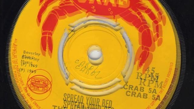 Spread Your Bed The Versatiles смотреть онлайн