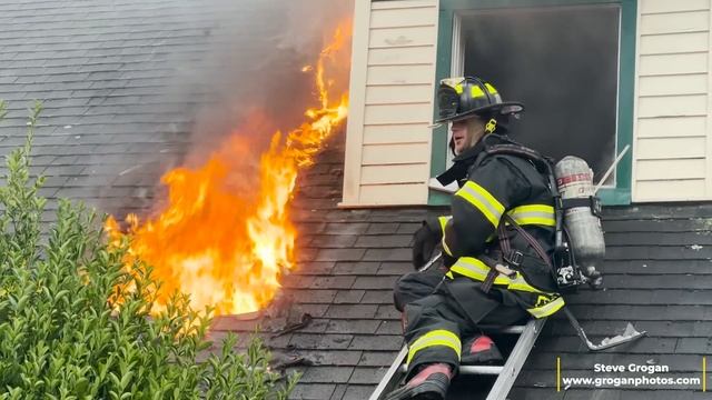 Firefighters Forced To Quickly Exit Window Of Private Dwelling Fire- Valley Stream, NY смотреть онлайн