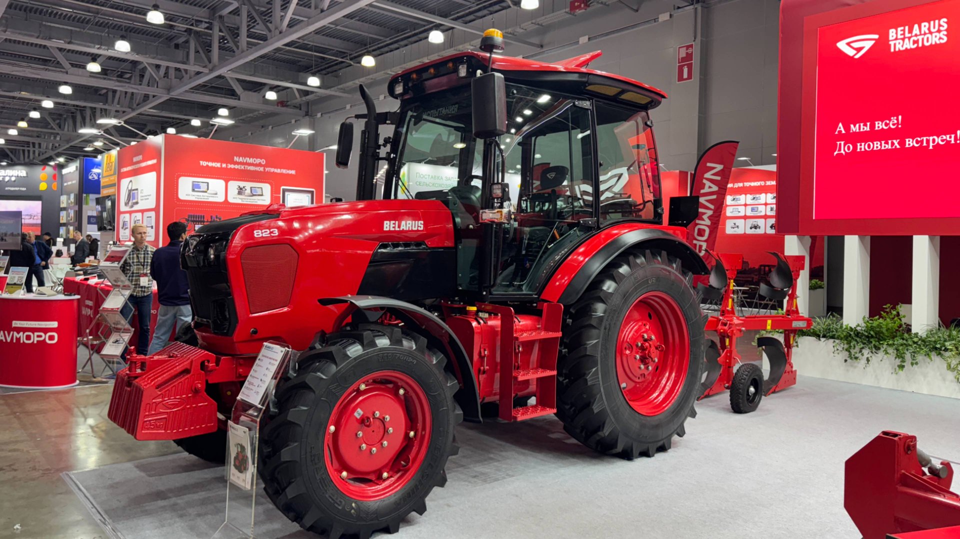 Абсолютно новый Беларус 823. Не путать с трактором Беларус 82.3 смотреть онлайн