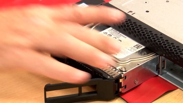 Lenovo ThinkSystem SR530 installing a hot-swap drive смотреть онлайн