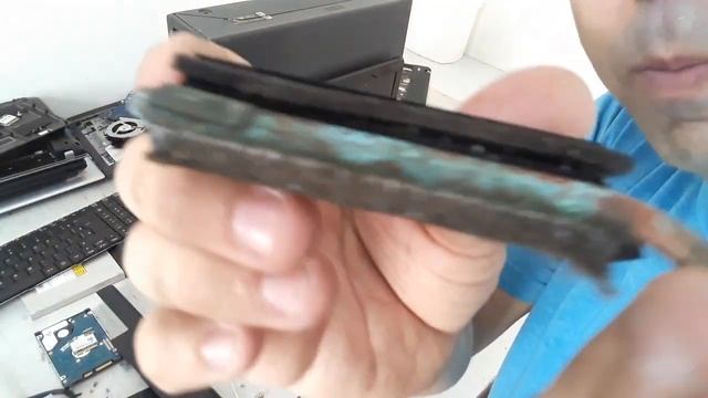 Limpeza Interna Em Notebook Acer E1-571 + Colocação De SSD Kingston - O Cooler Tava Todo Enferrujad смотреть онлайн