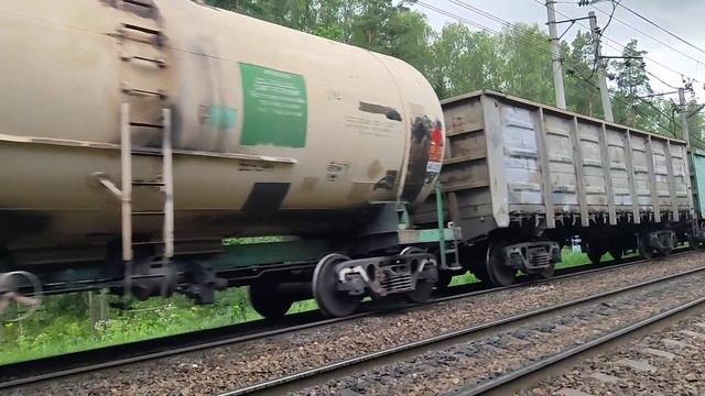 В дождь и приветливой бригадой, 2ЭС6-1300 «Синара» с грузовым поездом смотреть онлайн