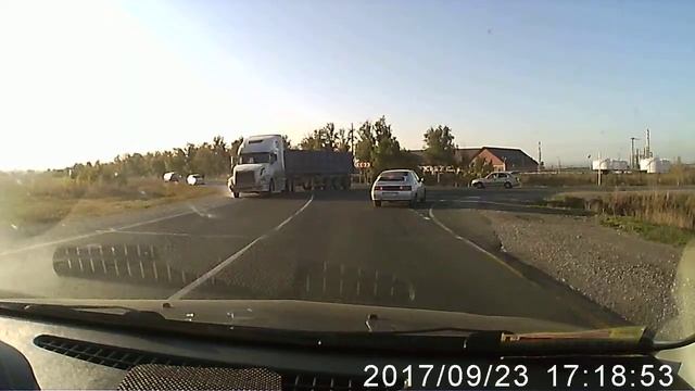 и тут клуша не уступила дорогу смотреть онлайн