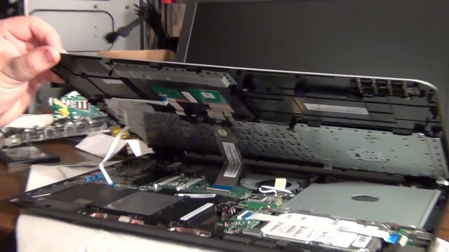 Installing a SSD in a brand New Asus Laptop F555LA-EH51 смотреть онлайн