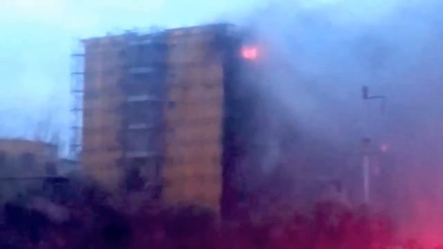 Сильный пожар в жилом доме в Баку смотреть онлайн