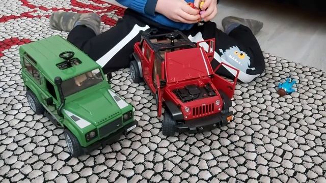Kırmızı Jeep Rubicon ve yeşil Land Rover Defender, adamlar, Bruder jipler tanıtım videosu. смотреть онлайн