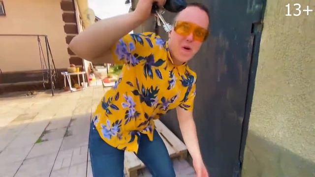 Mr. Joe Found Car Keys and Started Race on Lamborghini Huracan VS Red Man 13+ смотреть онлайн