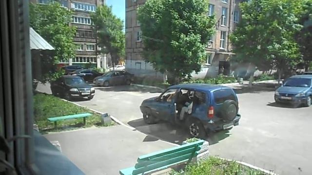 У НАШЕГО ПОДЬЕЗДА BРАЧИ смотреть онлайн