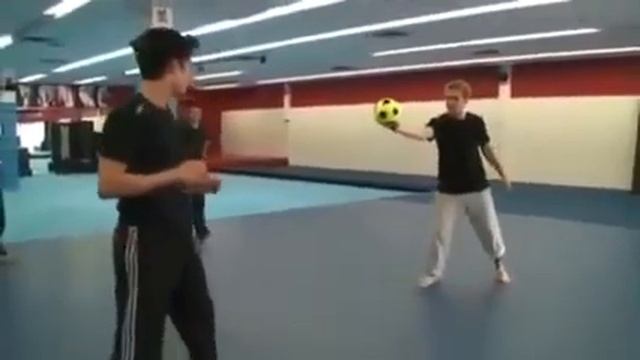 Ниндзя и футбольный мяч =) смотреть онлайн