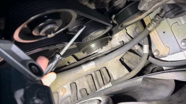 Mercedes W204. Keilriemen Macht Geräusche. Скрип ремня генератора, Замена натяжителя