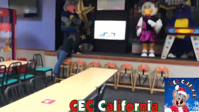 CHUCK E.’S HEAD FALLS OFF! Chuck E. Cheese Animatronic Malfunction (Fail) смотреть онлайн