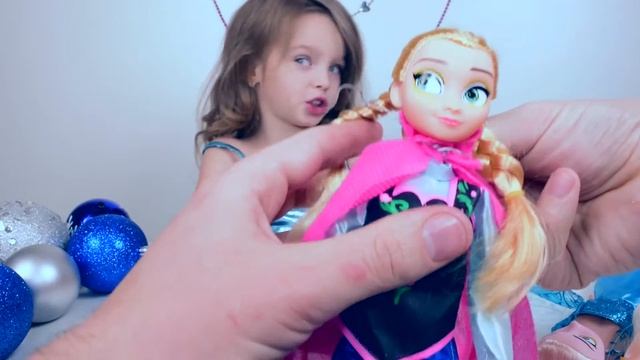 Открываем коробку с куклами Анна и Эльза Open the box with dolls Anna and Elsa смотреть онлайн