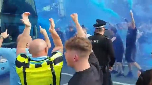 Manchester City supporters waiting for players before City-Real Madrid game 07.08.2020 смотреть онлайн