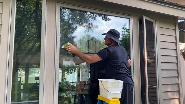 Mr. Fix It with tips on cleaning your windows смотреть онлайн