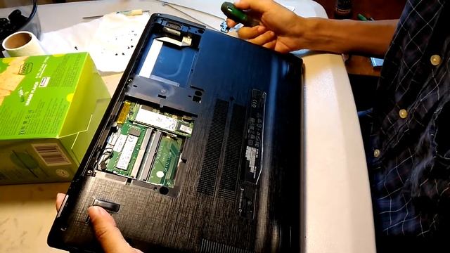 Acer Aspire E5 Hinge set replacement --- Part 3 Open the main board смотреть онлайн