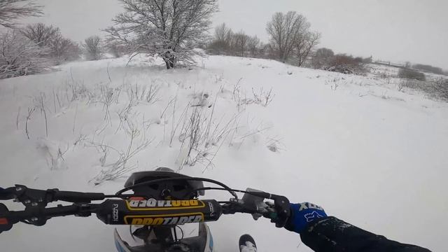 Поехал кататься по сугробам и сломал мотоцикл 😱 Жеская покатушка на питбайке смотреть онлайн