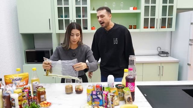 MARKETTEKİ HER ŞEYİ KARIŞTIRIP İÇTİK !? (Smoothie Challenge) смотреть онлайн