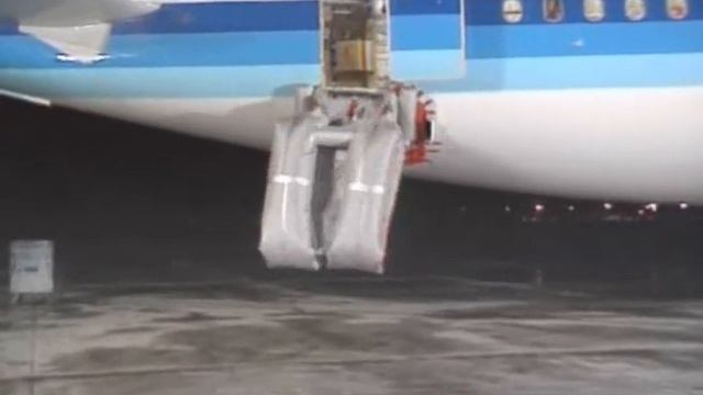 TYPE C DOOR ESCAPE SLIDE DEPLOYMENT AIRBUS A320F смотреть онлайн