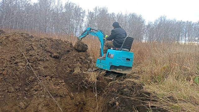 работа мини экскаватора, копка котлована