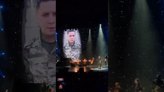 В Хабаровске. В филармонии устроили прямую связь с СВО. Жена поёт с мужем который находится на СВО. смотреть онлайн