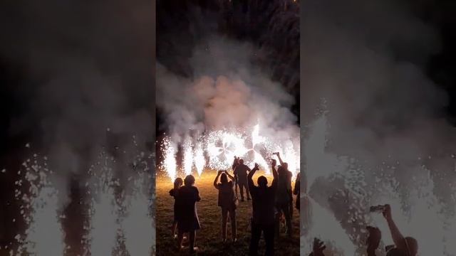 2 вертушки двойные 3 луча + 6 фонтанов 3м 60сек + веерный фейерверк 100 выстрелов калибр 1,2 смотреть онлайн