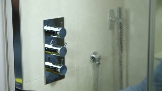 How to clean shower screens with your Karcher Window VAC смотреть онлайн