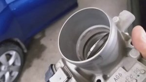 Чистка дроссельной заслонки, Шкода Рапид CWVA 1,6. +Нюанс:перетирает жгут проводов на форсунки.