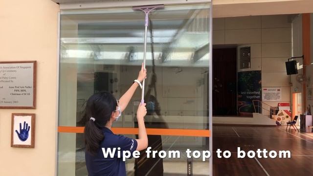 Cleaning glass with wiper смотреть онлайн