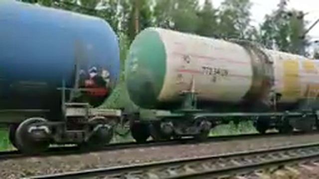 Встречные поезда ВЛ11-042/041Б и ВЛ10УК-135/243 смотреть онлайн