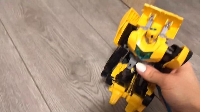 Большой Bumblebee против маленького Бамблби. Сражение автоботов. Оптимус прайм пришёл на помощь.