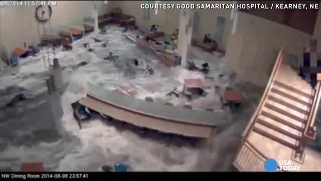 Watch a flash flood burst Nebraska hospital's windows смотреть онлайн