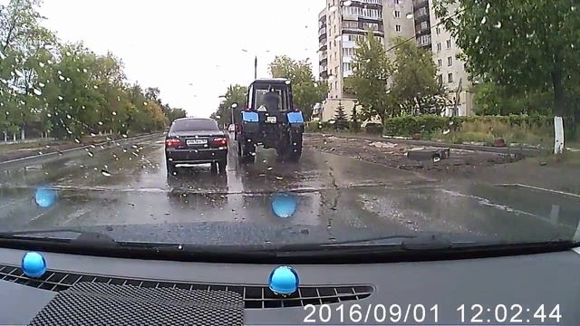 мужик на дороге и под знак машины смотреть онлайн