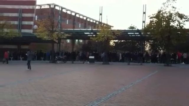 iPhone 4S Verkaufsstart: Schlange vor dem Apple Store Centro Oberhausen смотреть онлайн