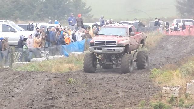 Mega Diesel Dodge Ram Extreme Mudding at Walton Mudbog смотреть онлайн