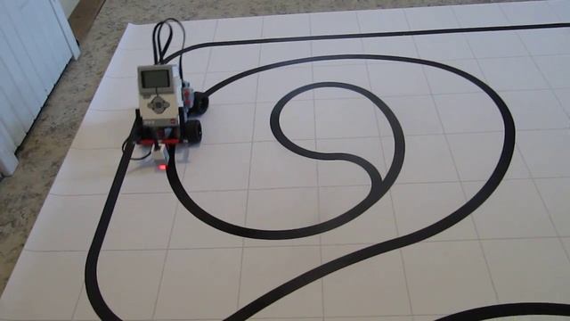 Lego Mindstorms EV3 - Four-Wheel Line Follower смотреть онлайн