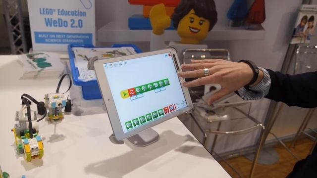 Lego WeDo 2.0 robotics kit for Education смотреть онлайн
