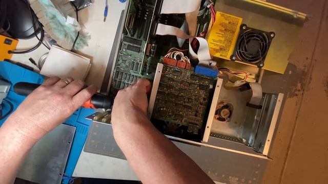 Tandon 8088 computer tear down and boot up. Will it boot after so many years? смотреть онлайн