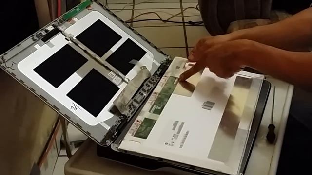 Laptop screen replacement / How to replace laptop screen [ Dell XPS L702X ] in Spanish смотреть онлайн