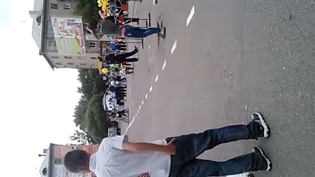 Тетка жжет, только под другую песню)