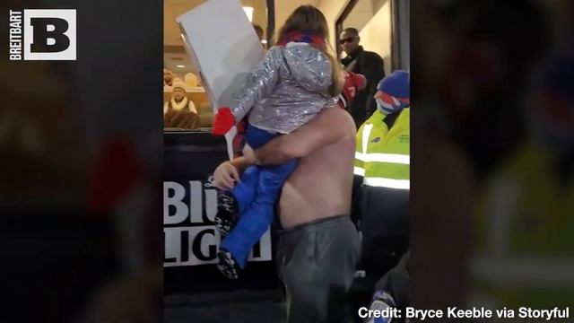 Jason Kelce Jumps Out of Suite to Hold Up Fan to See Taylor Swift at Bills-Chiefs Game смотреть онлайн
