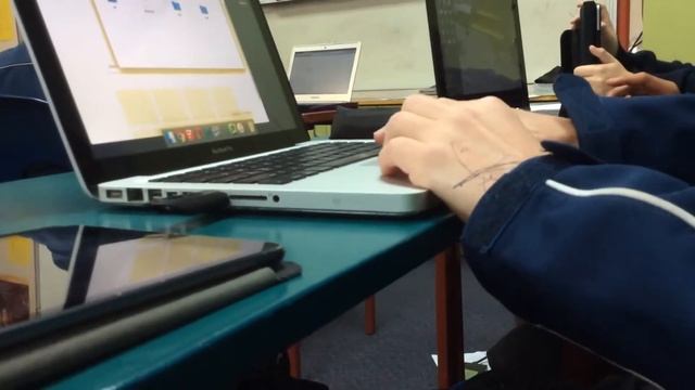 Running Memz virus at school смотреть онлайн