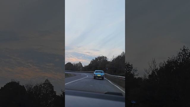 Жажда скорости по серпантину Абрау Дюрсо с красивыми осенними горными видами смотреть онлайн