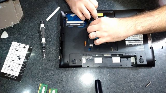 Riparare un portatile usandone un altro rotto - Rigenerazione Samsung NP300E5C смотреть онлайн