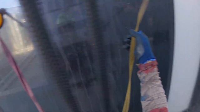 rope access window cleaning - overhang window using 2 vacuums смотреть онлайн