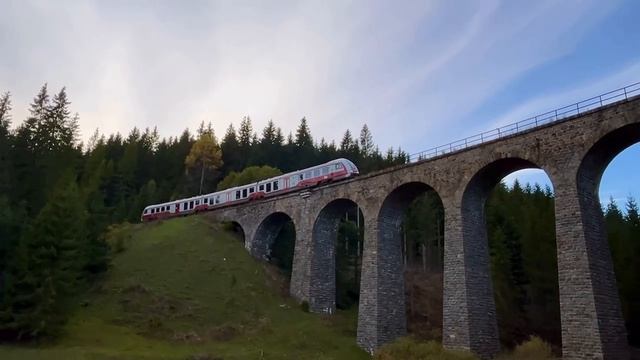 Рельсовый автобус едет по старинному виадуку смотреть онлайн