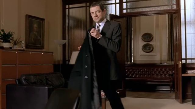 Johnny English - Coat out the Window смотреть онлайн