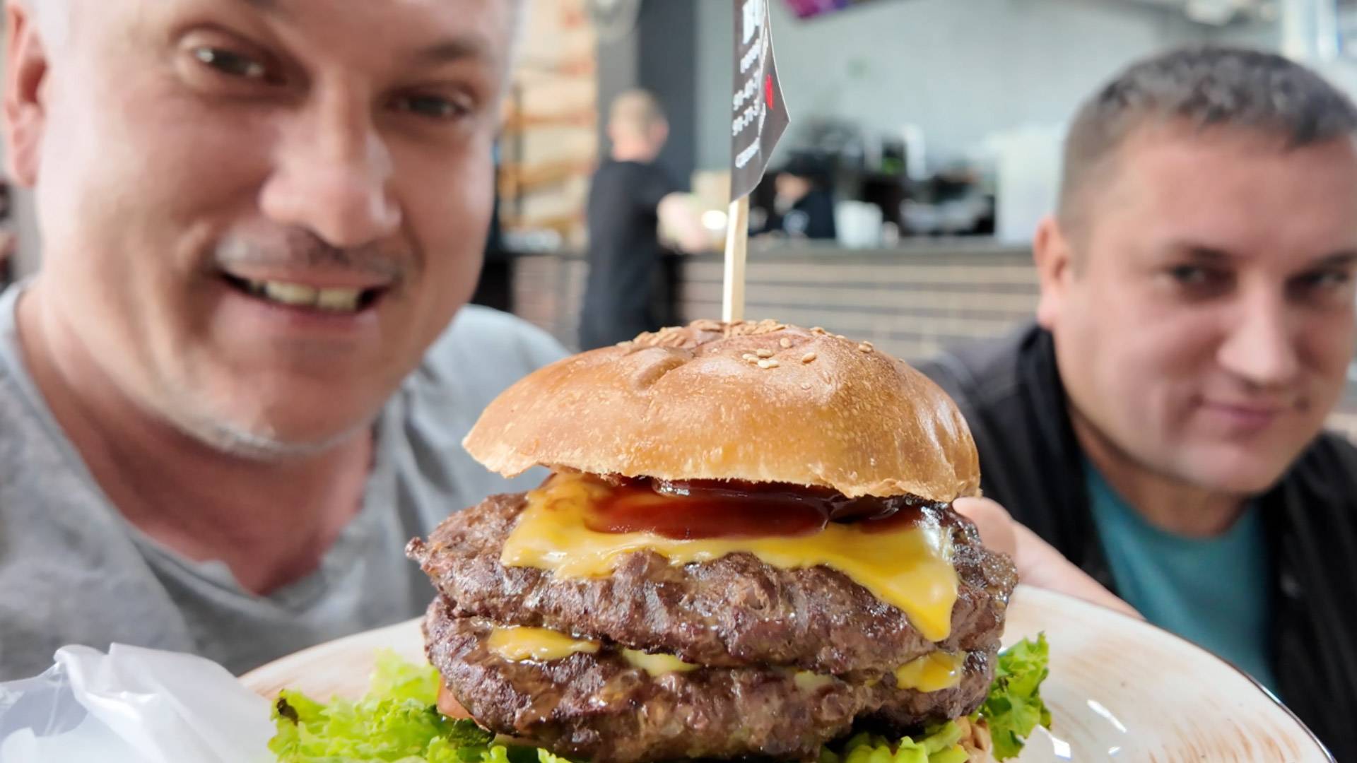 Видеодневник 38. День мега бургера смотреть онлайн